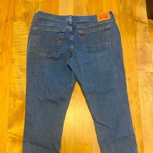 Levi’s cropped boyfriend jean